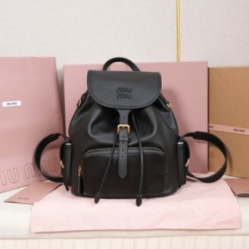 黑色大號現貨 MIUMIU新品學院風雙肩包：5BZ042，高品質小牛皮搭配厚實耐