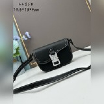 配盒子原單布料配真皮di.or 這款馬鞍手拿包附有肩帶，是二零二三春季男裝系列推