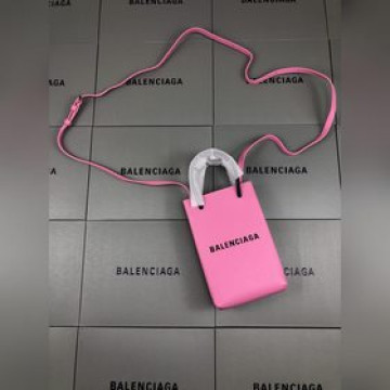 巴黎粉色，Balenciaga牛皮購物袋新成員——手機包想要帥、簡潔又不用擔心