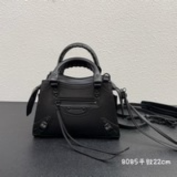 小號Balenciaga王炸系列機車包 秋冬新寵登場啦！全新的梯形設計的手袋，鳄