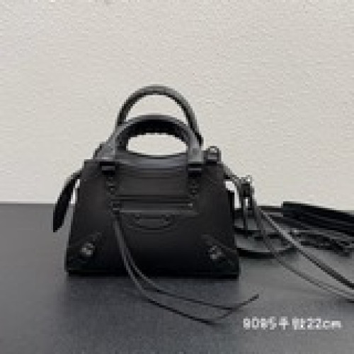 小號Balenciaga王炸系列機車包 秋冬新寵登場啦！全新的梯形設計的手袋，鳄