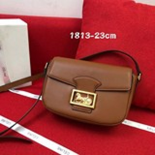 最新CELINE MAILLON TRIOMPHE 中號緞面小牛皮手袋。進口小牛皮搭配小羊皮襯里，