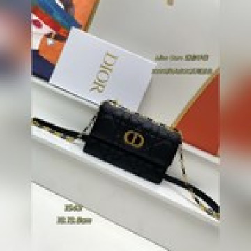 配盒子【原版品質】迪奧豆腐包 Dior 新款棱格複古包，複古牛皮的紋路，硬挺的包