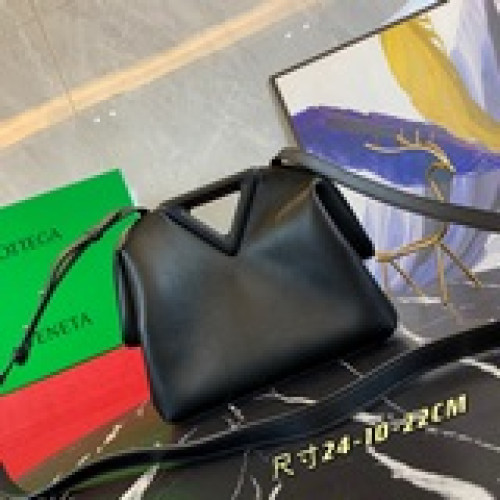 大號 【原版皮高品質】bv 新款三角形手提包 the triangle   又是