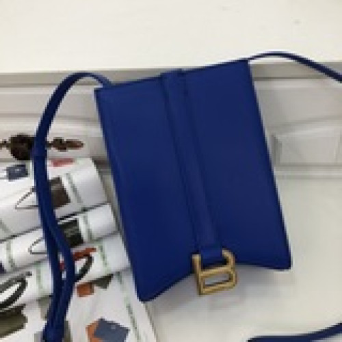 Balenciagα全新推出了帥爆的Hourglass沙漏包，獨特的标志性弧線形