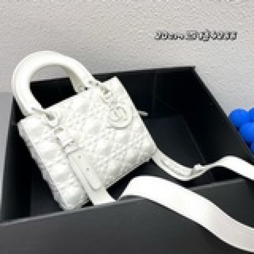 配盒子 四格，Lady定制 Dior 磨砂立體淩格紋牛皮革翻蓋式手袋，搭配鍊條