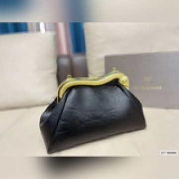 配盒子 寶格麗 新款 讓整個包更立體，無論何時何地都像一個工藝品的存在，适合出席