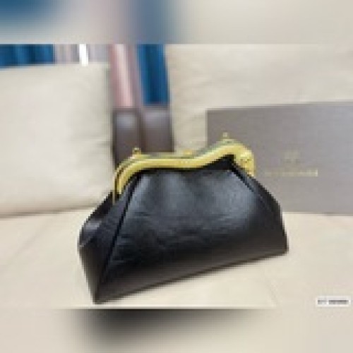 配盒子 寶格麗 新款 讓整個包更立體，無論何時何地都像一個工藝品的存在，适合出席