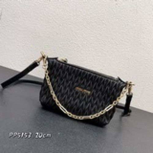 Miumiu 新款，采用進口小羊皮制作 （全皮款）摸上去十分有手感 配上缪缪經