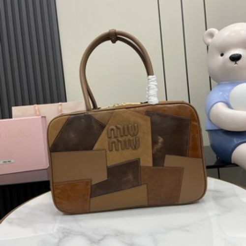 【新品】M家新品公文包，采用頂級進口小牛皮，重手工制作，多種皮質拼接，這款包包很
