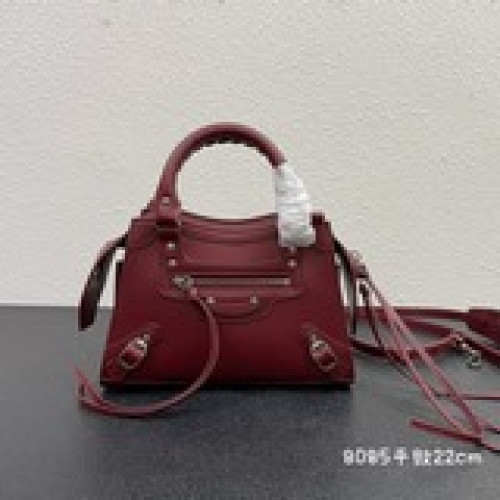 小號Balenciaga王炸系列機車包 秋冬新寵登場啦！全新的梯形設計的手袋，鳄