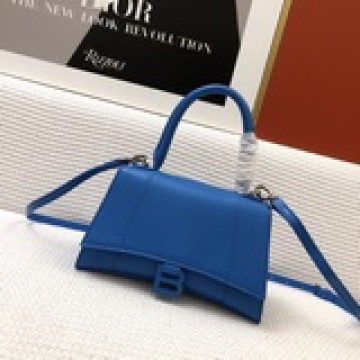 平紋Balenciagα全新推出了帥爆的Hourglass沙漏兩用腰包、獨特的标