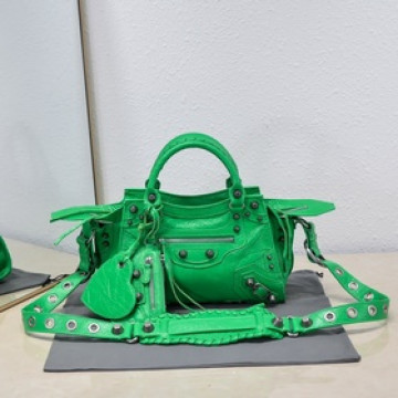 進口爆裂羊皮，顔色：草綠，尺寸：26*13*18 Balenciaga 巴黎世家