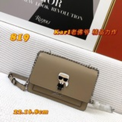 KARL度精品力作定型挎包，最重要是年輕又大衆化，容量也可以裝好多東西