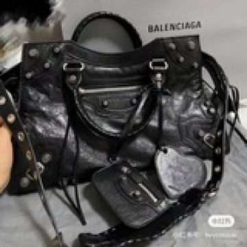 大號 Balenciagα巴黎最新款Neo cagole機車包這次配備了愛心小
