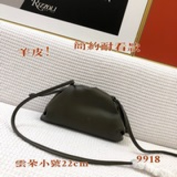 小號 當下最火的雲朵包逆襲之路開始原Ce1ine 設計師出品還是那麼簡約有