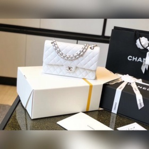 中號 cf系列 非常有女性的優雅氣質 傳承chane1的經典，是每位粉粉們衣櫃