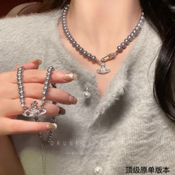 西太後銀灰色土星鑲鑽珍珠項鍊今年珍珠項鍊也是大勢，珍珠上身真的絕絕子～銀色土星