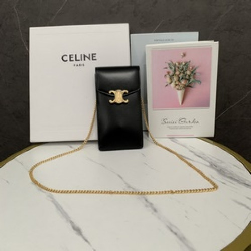 正品級 CELINE 2025早春新品-凱旋門手機包、以往的手機包不同的是，以