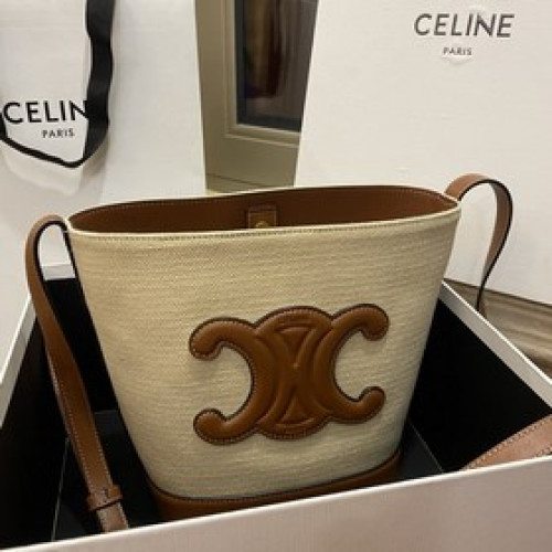 正品級CELINE 2025春夏新款CUIR水桶、采用凱旋門立體大logo更加知