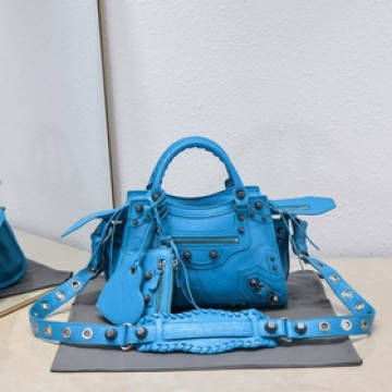 進口爆裂羊皮，顔色：湖水藍 ，尺寸：26*13*18 Balenciaga 巴黎