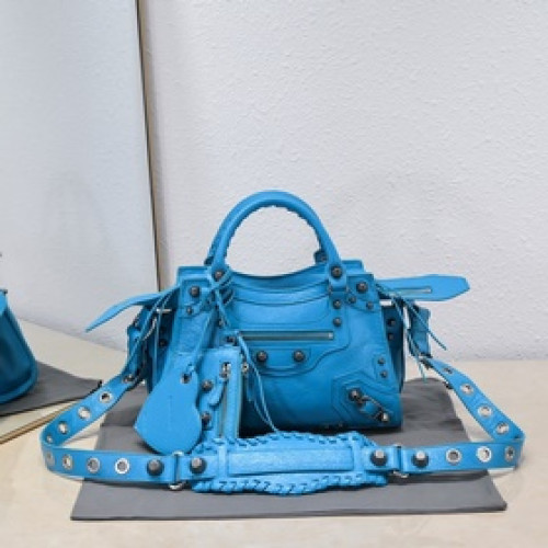進口爆裂羊皮，顔色：湖水藍 ，尺寸：26*13*18 Balenciaga 巴黎