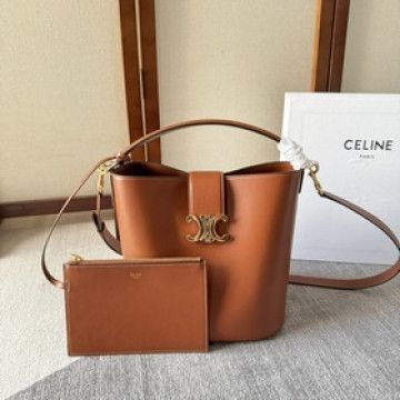 新品上線 C家新款桶包 Louise 采用光澤細膩的小牛皮塑造洗練流暢的水桶廓型
