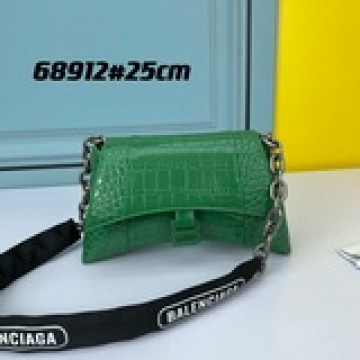 本季重磅Hourglass沙漏包， 獨特的标志性弧線形狀造型極具辨識度，一眼就讓