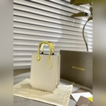 禮盒包裝寶格麗Bvlgari新品琴譜蛇手腕包 超大牌的一款高級感滿滿 尺
