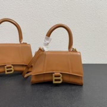 平紋Balenciagα全新推出了帥爆的Hourglass沙漏兩用腰包、獨特的标