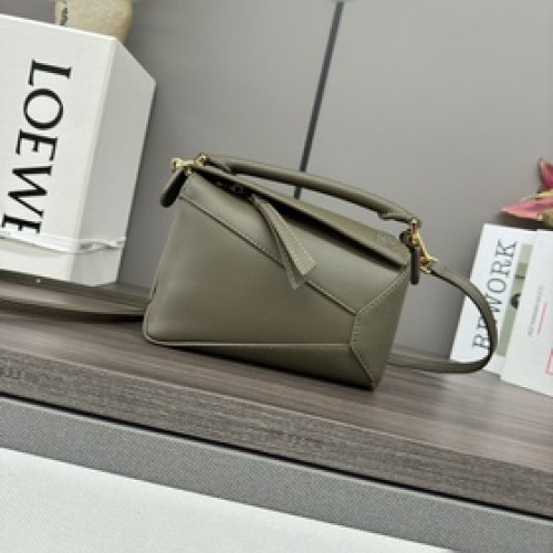 Loewe 新版本 mini柔軟牛皮革Puzzle Edge手袋 L家 推出的