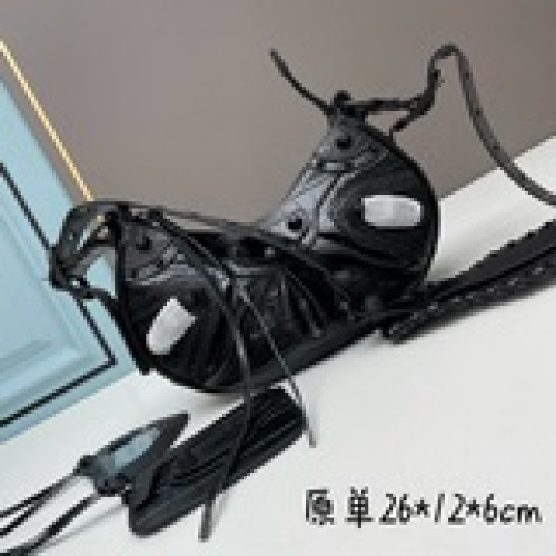【原單小號】爆裂文銀色Balenciag Le Cagole半月牙腋下包斜挎包
