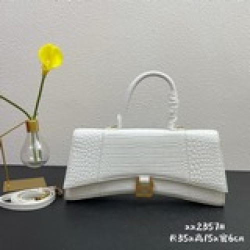 Balenciaga 全新推出Hourglass長款～橫版 沙漏包獨特的标志性弧
