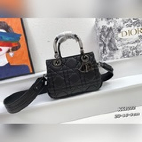 配盒  Lady Dior 走秀款戴包牛皮格革绗縫超大藤格紋 此款 Lady