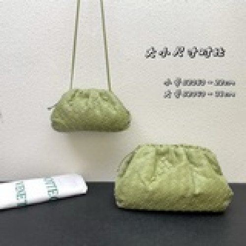 編織-  bottega veneta 葆蝶家的雲朵包- 一貫走高端穩重路線