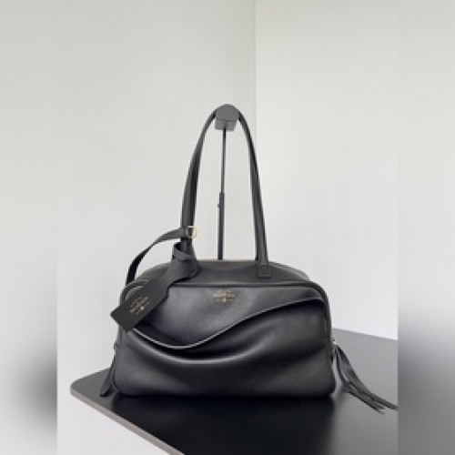 BALENCIAGA CARRIE 新推出的保齡球系列真的鲨瘋了！！獨特弧形包身
