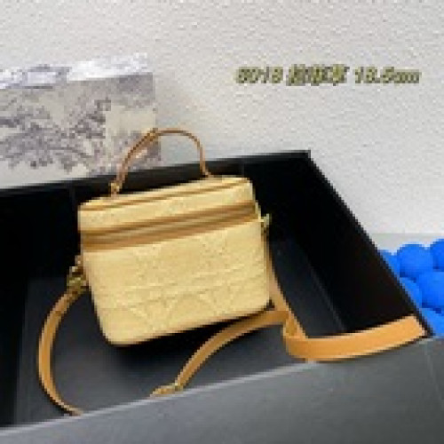 配盒子，新款Dior女士拉菲草化妝包搭配可拆卸、可調節的同色調牛皮肩帶，令造型