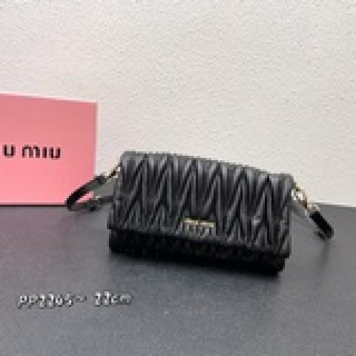 配盒子，Miumiu 新款，采用進口小羊皮制作 （全皮款）摸上去十分有手感 配上