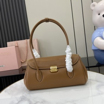 MIUMIU 24ss秋冬新款法棍包法棍設計風格引領潮流新趨勢，充滿”少女情懷