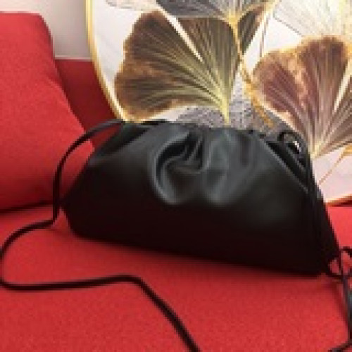 大號 高級感滿屏的bottega veneta.餃子包，它還有一個更溫油的名字叫