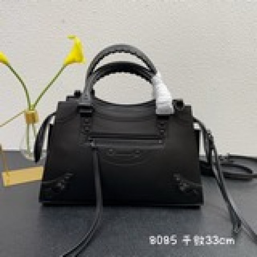 改良升級大號Balenciaga寶藏系列秋冬機車包 新寵登場啦！全新的梯形設計