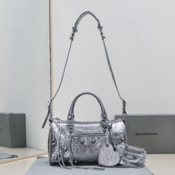 Balenciaga新款旅行包！大號30 cm*19*14