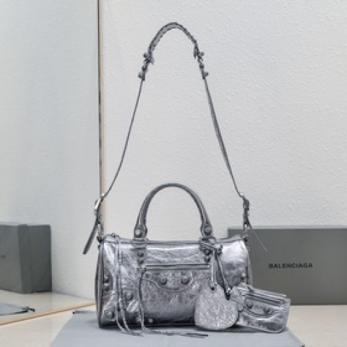 Balenciaga新款旅行包！大號30 cm*19*14