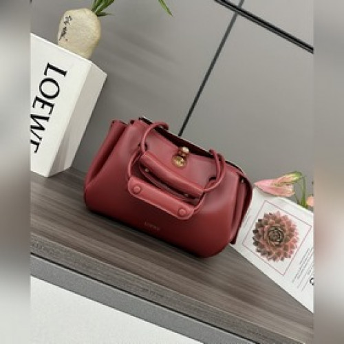 羅家 新款 小號柔軟牛皮革 Madrid 手袋 Madrid 具有柔軟的結構感梯