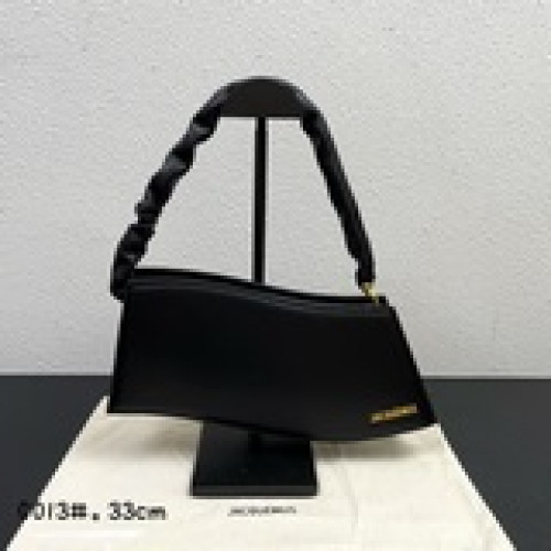 配盒子 Jacquemus* 新LeVague波浪紋腋下包獨特的波浪包身設計