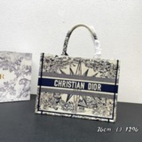 這款 Book Tote 手袋由 Dior 女裝創意總監瑪麗亞·嘉茜娅·蔻麗 (