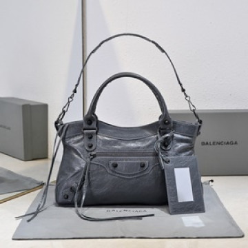 Balenciaga長款腋下包，尺寸：34 cm*20 cm*7 cm，顔色：深