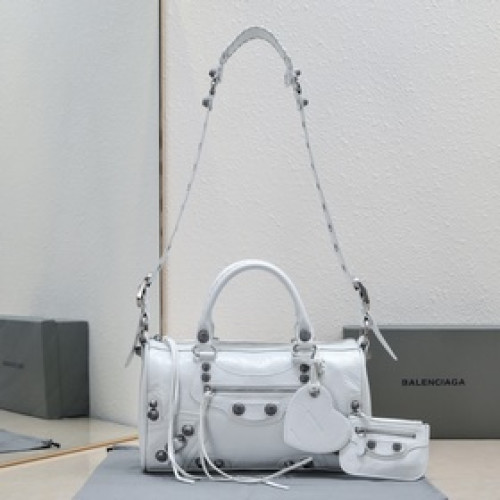 Balenciaga新款旅行包！大號30 cm*19*14，純白色