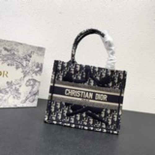 這款 Book Tote 手袋由 Dior 女裝創意總監瑪麗亞·嘉茜娅·蔻麗 (