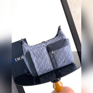這款 Rider Soft 水餃包是二零二五秋季男裝系列新品，兼具實用功能與時尚